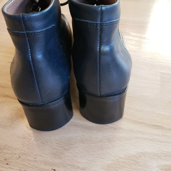 Easy Spirit Genuine Leather Navy Blue Boots Shoes,  Size 8   2A/4A, Laces - Picture 5 of 7